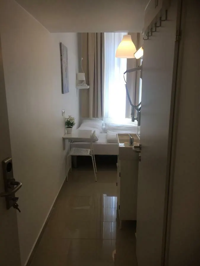 Ch-Vienna City Rooms 3*,